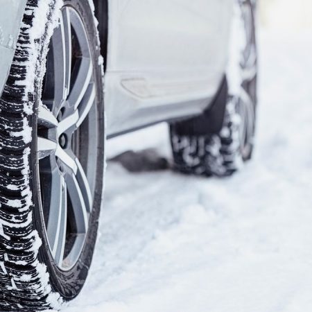 Когда менять шины на зимние: советы экспертов и требования ПДД