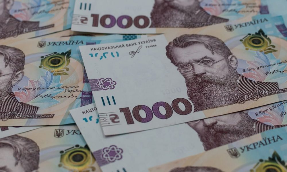 Кто получит 6500 гривен от государства зимой 2025: Кабмин утвердил программу выплат