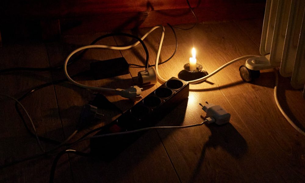 Как защитить технику от скачков напряжения при отключениях света: советы и рекомендации