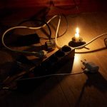 Как защитить технику от скачков напряжения при отключениях света: советы и рекомендации