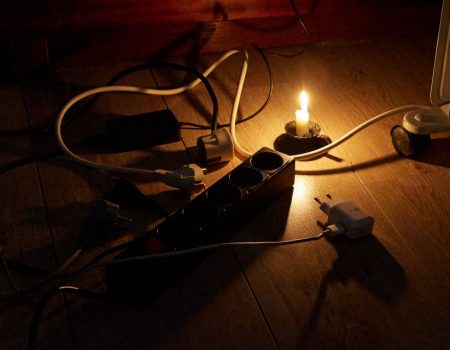 Как защитить технику от скачков напряжения при отключениях света: советы и рекомендации