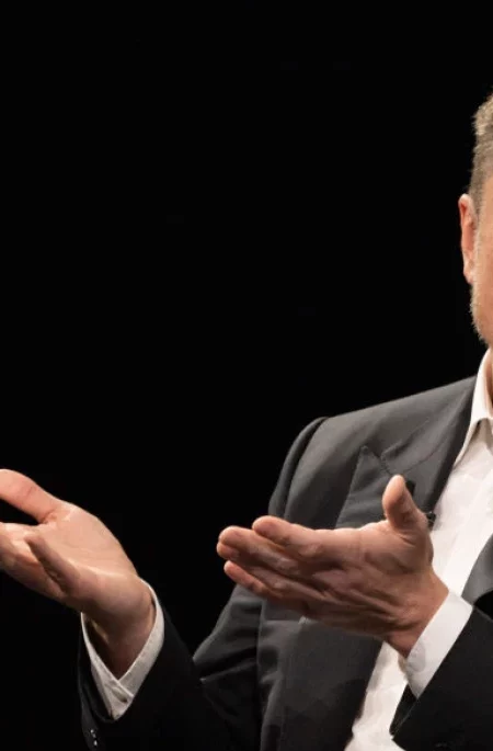 Цифровое бессмертие от Илона Маска: через 20 лет люди смогут перенести сознание в роботов