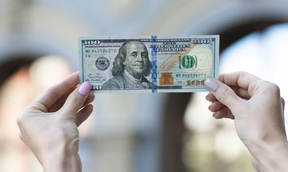 Сколько будет стоить доллар в декабре: прогноз курса и сценарии для гривны