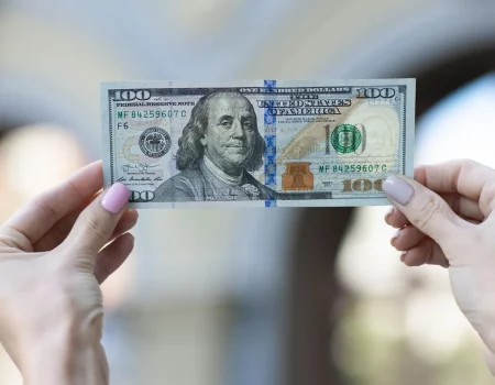 Сколько будет стоить доллар в декабре: прогноз курса и сценарии для гривны