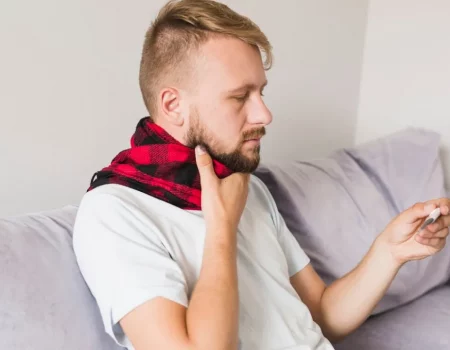 Что лучше при боли в горле — спрей, пастилки или полоскание: мнение врача