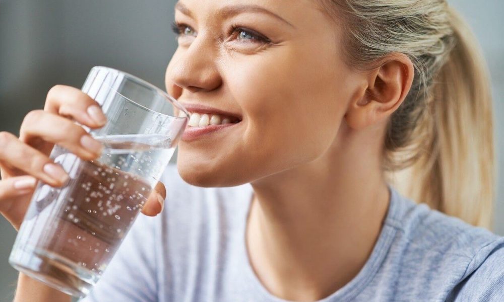 Какой напиток лучше всего увлажняет организм с утра?