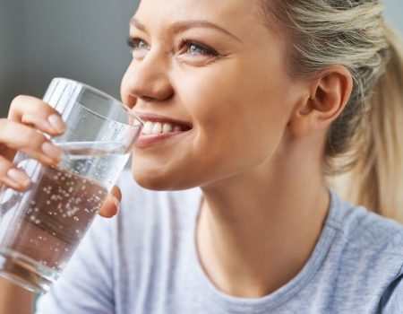 Какой напиток лучше всего увлажняет организм с утра?
