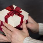 Как выбрать идеальный подарок: лучшие универсальные идеи для любого человека