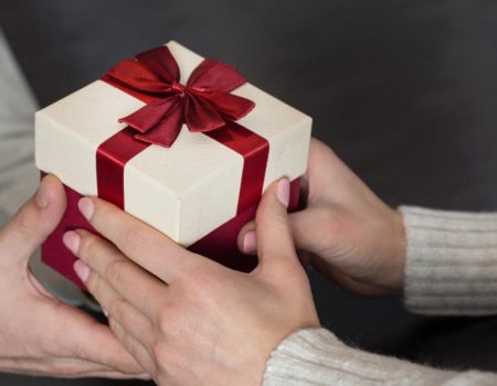 Как выбрать идеальный подарок: лучшие универсальные идеи для любого человека
