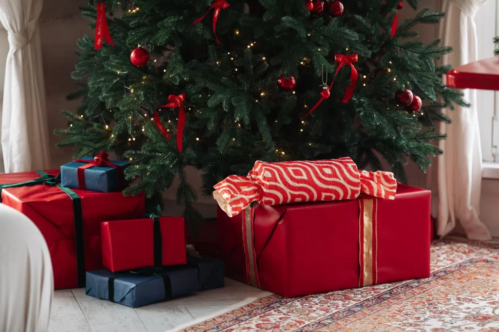 Как красиво украсить низ елки: лучшие идеи для создания праздничной атмосферы