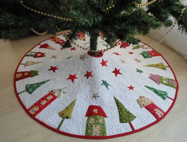 Как красиво украсить низ елки: лучшие идеи для создания праздничной атмосферы