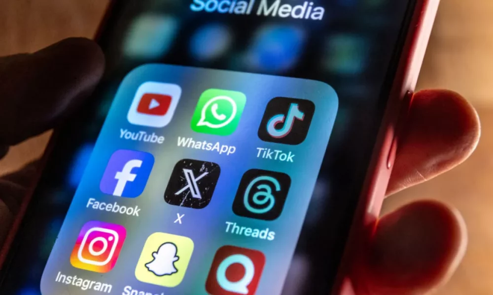 Австралия приняла закон о запрете соцсетей для несовершеннолетних: как это будет работать