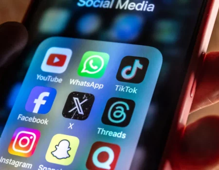 Австралия приняла закон о запрете соцсетей для несовершеннолетних: как это будет работать