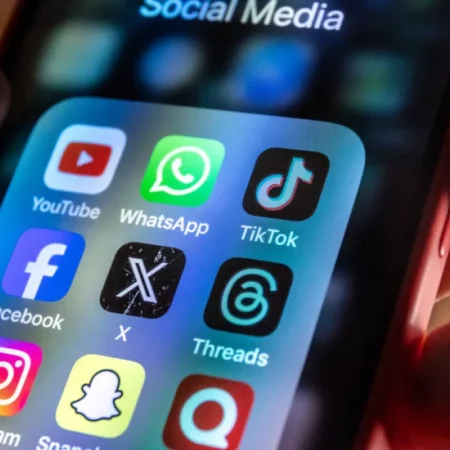 Австралия приняла закон о запрете соцсетей для несовершеннолетних: как это будет работать