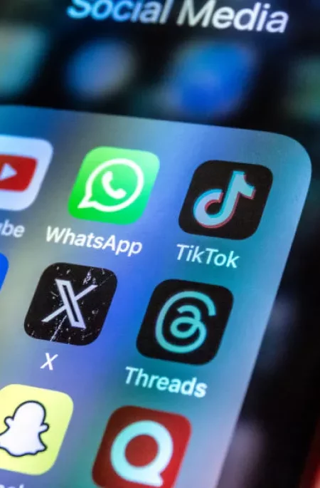 Австралия приняла закон о запрете соцсетей для несовершеннолетних: как это будет работать