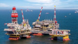 Украина впервые поразила нефтедобывающую платформу РФ в Каспийском море: почему это важно