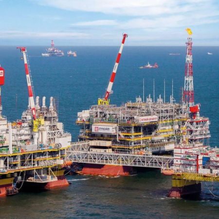 Украина впервые поразила нефтедобывающую платформу РФ в Каспийском море: почему это важно