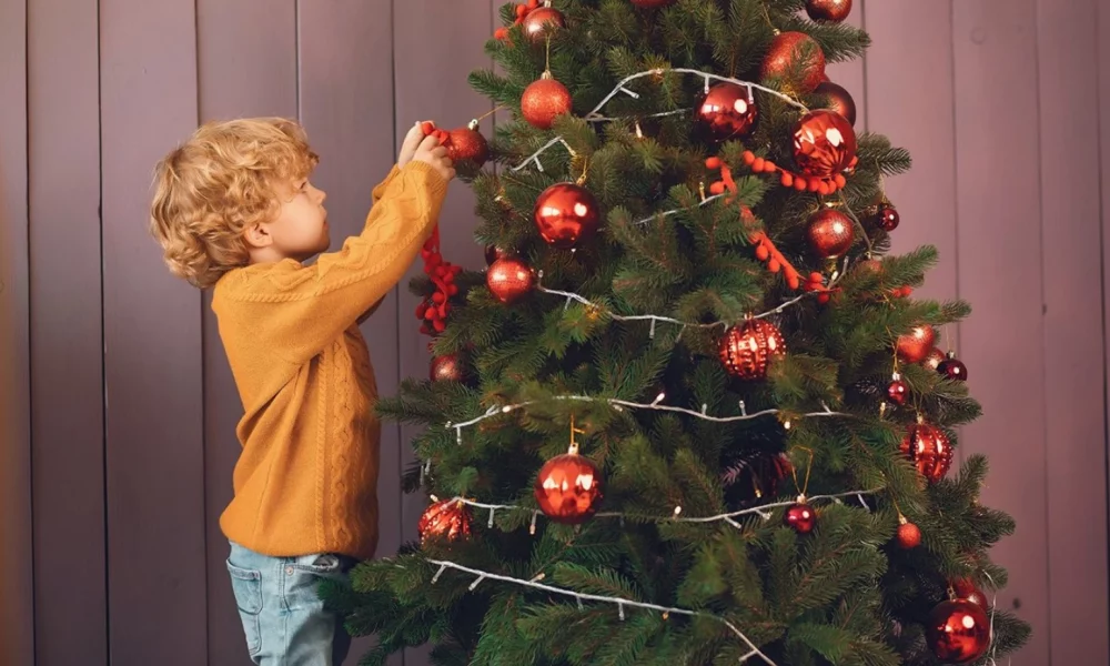 Какие елочные игрушки опасны для детей и домашних животных: советы по выбору