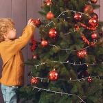 Какие елочные игрушки опасны для детей и домашних животных: советы по выбору