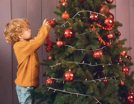 Какие елочные игрушки опасны для детей и домашних животных: советы по выбору