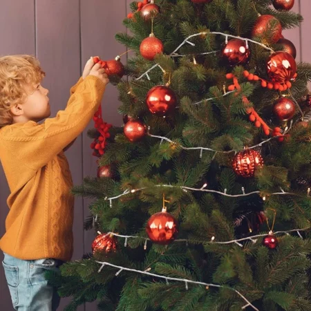 Какие елочные игрушки опасны для детей и домашних животных: советы по выбору