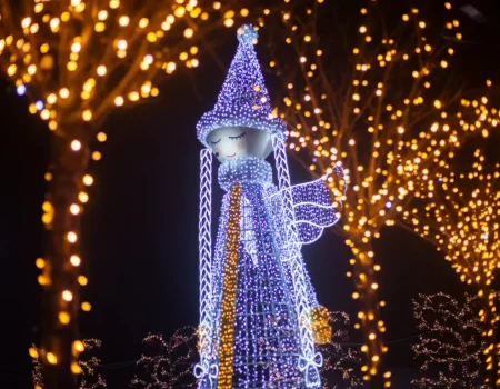 В Киеве открыли новогодние локации 2025 во всех районах: полный список с адресами