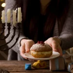 Что подарить на Хануку детям, подросткам и взрослым в 2025 году: подборка идей