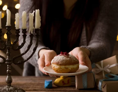 Что подарить на Хануку детям, подросткам и взрослым в 2025 году: подборка идей