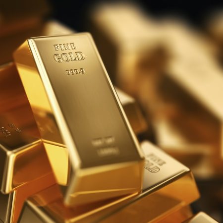 Цена золота впервые достигла рекордного уровня: что происходит на рынке