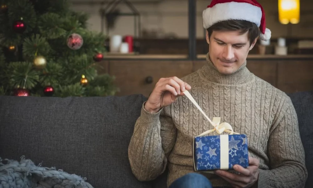 Что не стоит дарить мужчинам на Новый год 2026: главные ошибки при выборе подарков