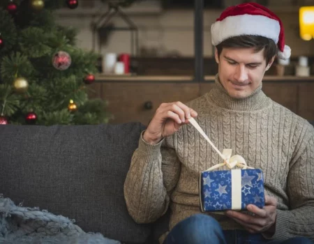 Что не стоит дарить мужчинам на Новый год 2026: главные ошибки при выборе подарков