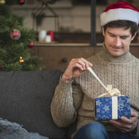 Что не стоит дарить мужчинам на Новый год 2026: главные ошибки при выборе подарков