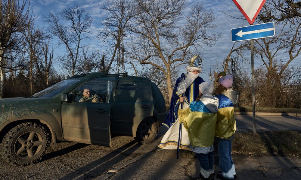 Передай частичку тепла военным: как принять участие в акции "Рождественский портал" на Киевском вокзале