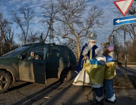 Передай частичку тепла военным: как принять участие в акции "Рождественский портал" на Киевском вокзале