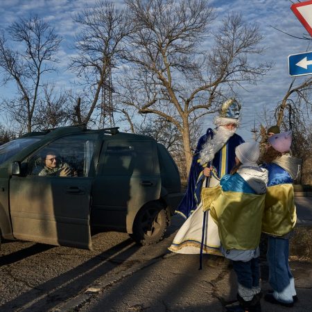 Передай частичку тепла военным: как принять участие в акции "Рождественский портал" на Киевском вокзале