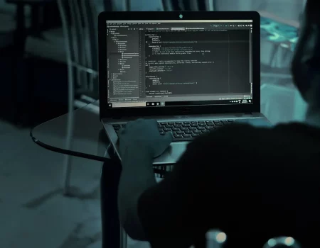 Украинцев предупреждают о мошенниках с «промокодами» на топливо: как не попасться на крючок