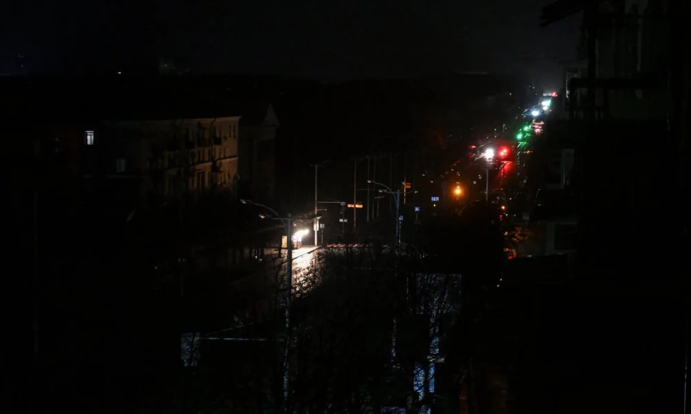 Блэкаут в Днепре и Запорожье: когда вернут свет, воду и отопление после российских атак