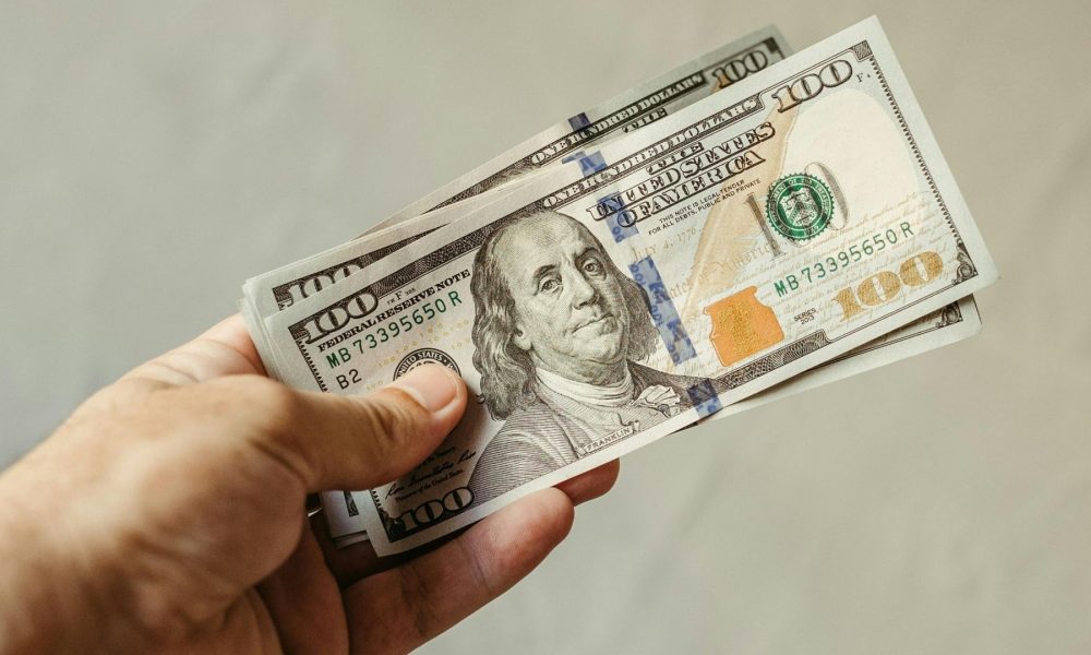 Когда выгодно продавать валюту: прогноз курса доллара на конец января