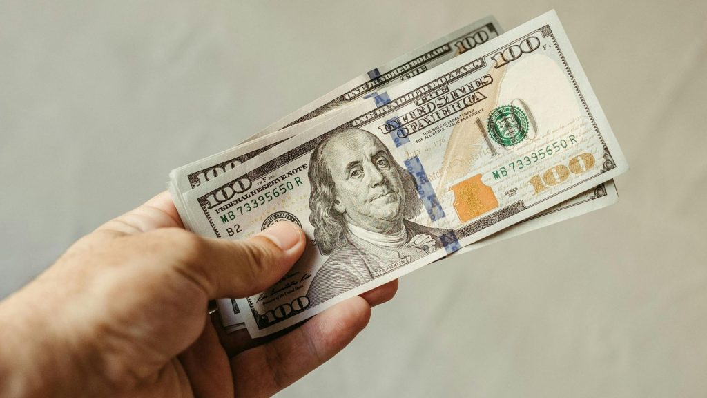 Когда выгодно продавать валюту: прогноз курса доллара на конец января