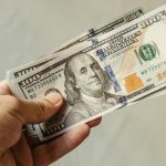 Когда выгодно продавать валюту: прогноз курса доллара на конец января