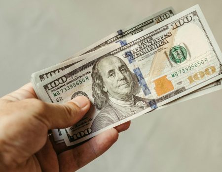 Когда выгодно продавать валюту: прогноз курса доллара на конец января