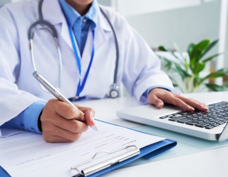 Как оформить медицинскую страховку в Польше в 2026 году — цены и правила