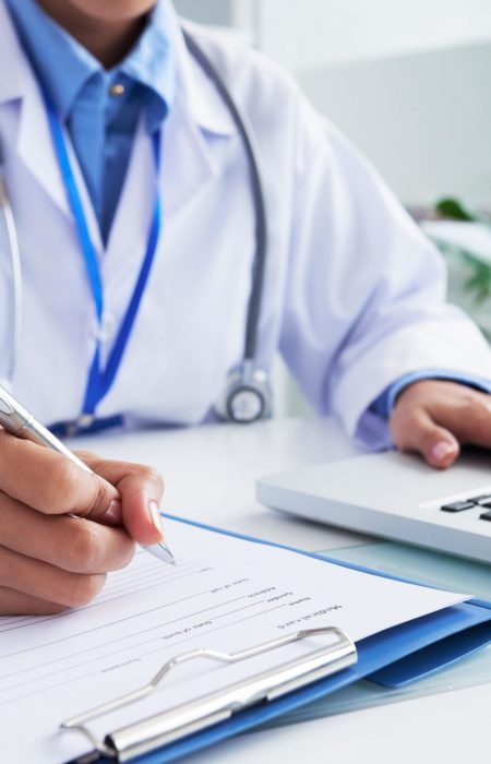 Как оформить медицинскую страховку в Польше в 2026 году — цены и правила