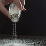 Как распознать избыток соли в организме: обратите внимание на руки и ноги