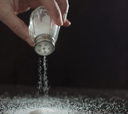 Как распознать избыток соли в организме: обратите внимание на руки и ноги