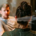 Как заставить собеседника всё рассказать, не задавая вопросов?