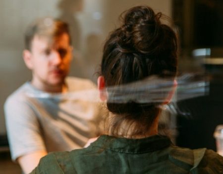 Как заставить собеседника всё рассказать, не задавая вопросов?