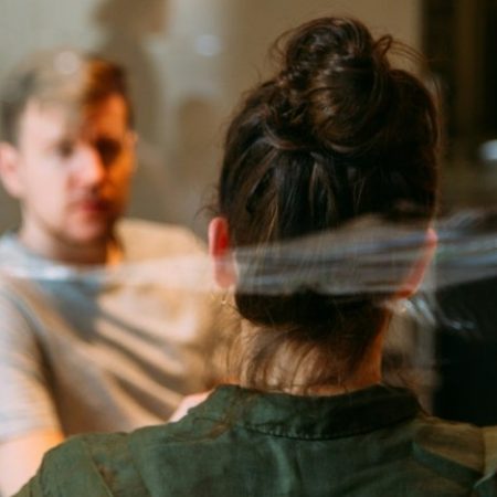 Как заставить собеседника всё рассказать, не задавая вопросов?