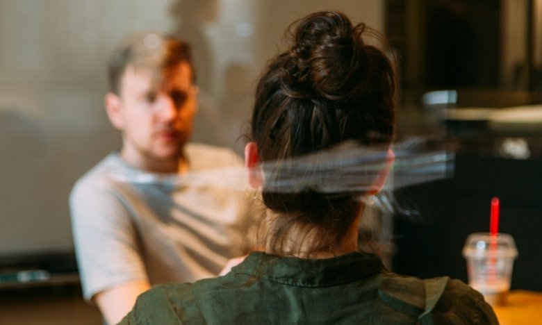 Как заставить собеседника всё рассказать, не задавая вопросов?