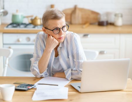 Как пенсионерам на ВОТ и за рубежом не потерять выплаты в 2026 году: пошаговая инструкция